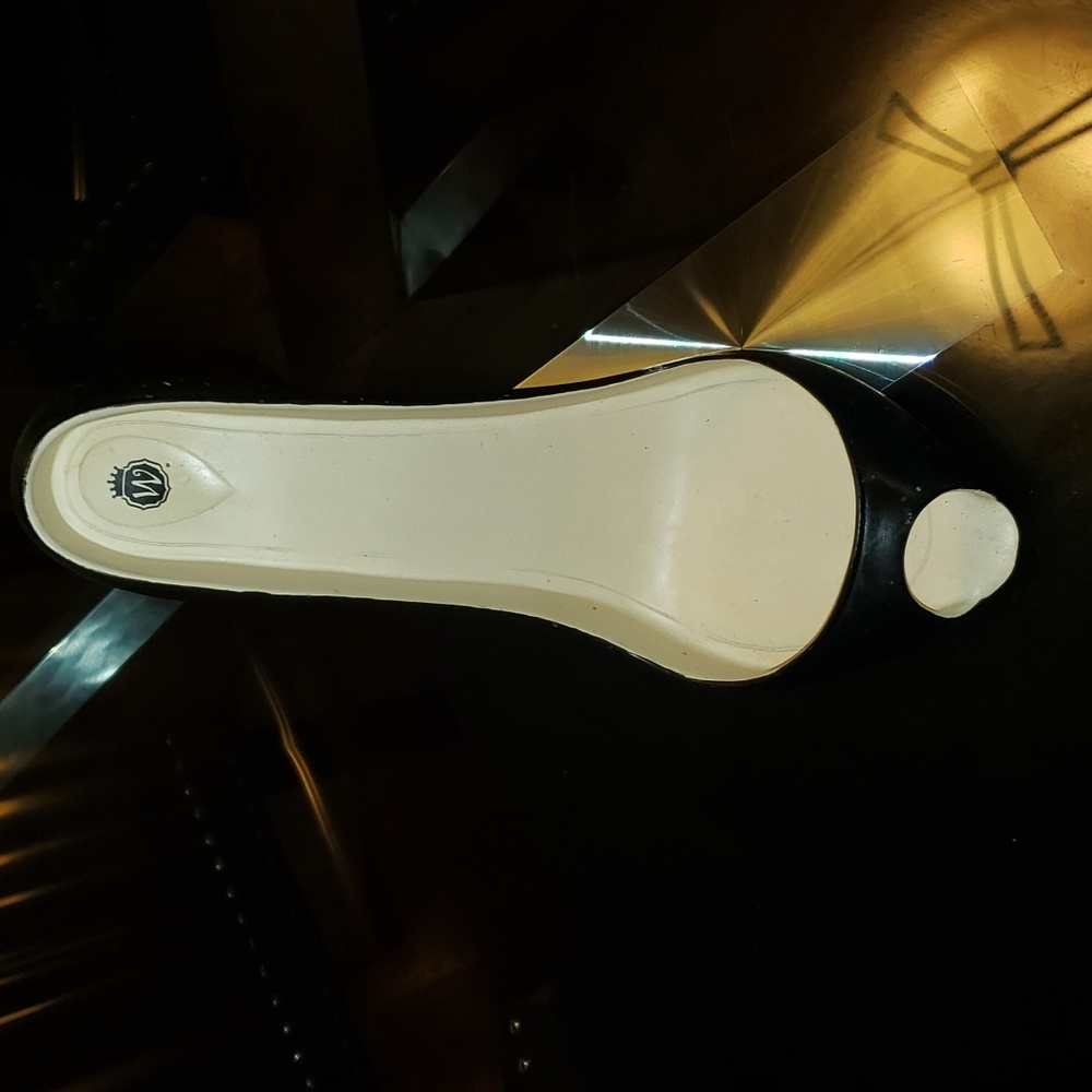 Fashionable wine holder